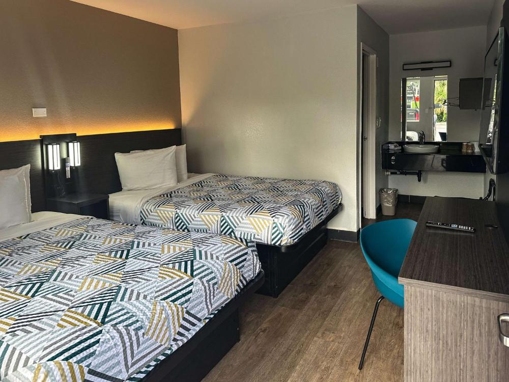 Deluxe Quadruple Room interior